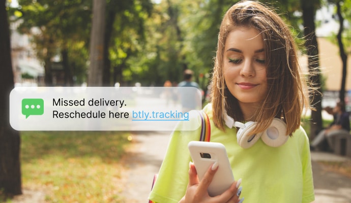 tekstiviesti- ja puhelusuojaus – nainen lukee viestejään puhelimella