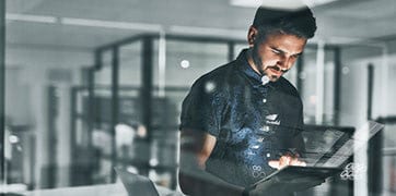 Mies käyttää tablettia