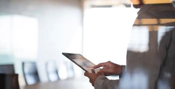 Tablettia käyttävä ihminen