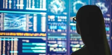 Ihminen katsoo tietoja näytöllä